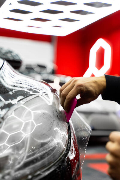 Для сглаживания защитной пленки фар детальщики используют подручный инструмент. Инсталляция защитной пленки фар использует сглаживающее устройство для сглаживания пленки и удаления пузырьков воздуха для безупречной отделки