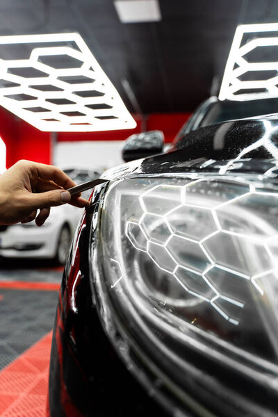 Установка защитной пленки на фары включает тщательную обрезку с точным ножом. Обрезка защитной пленки фары с точным ножом обеспечивает идеальные кромки и безупречную отделку