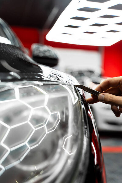 Обрезка защитной пленки фары с точным ножом обеспечивает идеальные кромки и безупречную отделку. Установка защитной пленки на фары включает тщательную обрезку с точным ножом