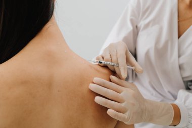 Doktor tarafından migren tedavisi için sırtında işaretli noktalar var. Migren tedavisi için deri hazırlama. Baş ağrısı ve ağrı kesicilerin tedavisi