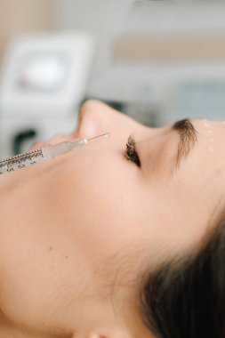 Deri dayanıklılığını ve nem dengesini arttırmak için biyolojik evrim enjeksiyonları. Biyolojik evrim enjeksiyonları derin nemlendirici sağlar. Susuzluğu ve esnekliği geri getirmek için yüz biyo-evrizasyonu