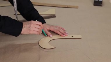 Kağıt desenleri örgü örmek, dikiş dikmek ve tekstil işçiliği için kalemle işaretlemek. Kağıt desenleri üzerinde kalem izleriyle yapılan DIY dikiş ve giysi.