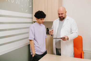 İdrar semptomları incelemesi için üroloji konsültasyonundan geçen hasta