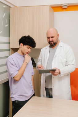 Üroloji danışmanlığı hastanın idrar yolu semptomlarını ve geçmişini inceliyor.