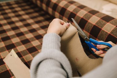 Tasarımcı kumaşı, işaretli çizgiler boyunca kumaş ve giysi için makas ile keser