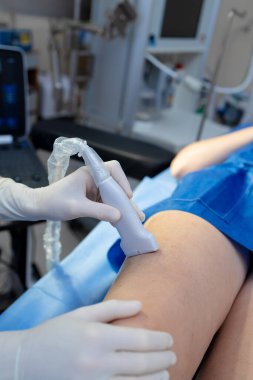 Damar uzmanı tarafından bacak damarlarının ultrason incelemesi