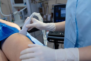 Ultrason ile tıbbi profesyonel kontrol bacak damarı durumu