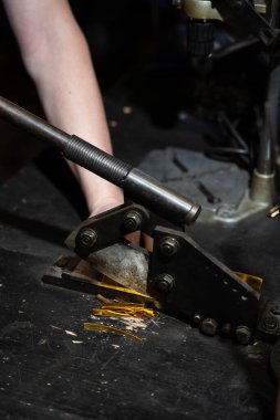 Altın levhalar, profesyonel bir zanaatkar tarafından metal kesme aracı ile pürüzsüzce dilimlenmiş.