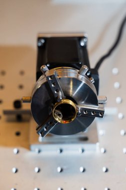 Kuyumcu, lazer aletleri kullanarak altın yüzük oyuyor.