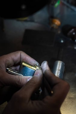 Yüzük ayarı içine yerleştirilen elmas taşları kapat