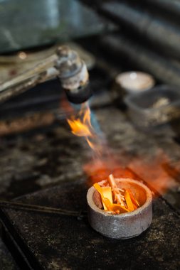 Mücevher dökmeden önce meşale kullanarak elle eritme