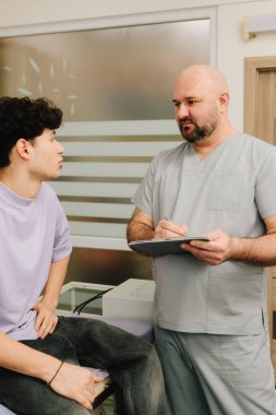 Ürologla idrar sorunları danışmanlığı için tıbbi ziyaret