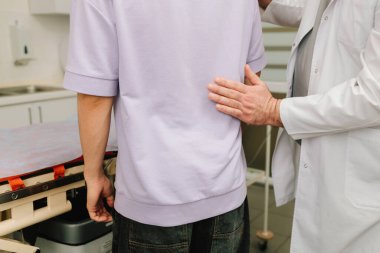 Ürolog, fiziksel muayene sırasında böbrek ağrısını ölçmek için renal perküsyon yapar.