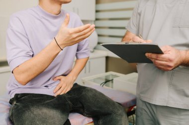 Üroloji danışmanı hasta ürologla idrar semptomları tartışıyor