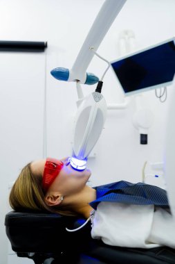 Diş hekiminde jel kullanılarak dişlerin beyazlatılması prosedürü