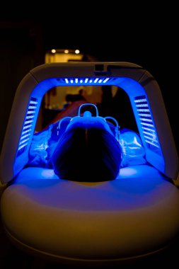 Yüz derisi gelişimi için zararsız LED fototerapi tedavisi