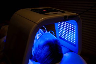 Yüz için LED kubbe terapisi cilt dokusunu ve tonunu iyileştirmek için