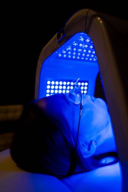 Parlayan, sağlıklı cilt için yüz bakımı.