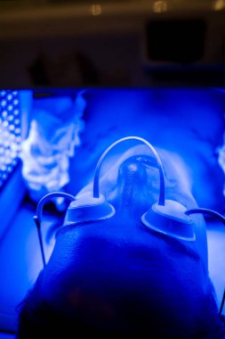 Cilt rengi ve doku gelişimi için LED yüz terapisi