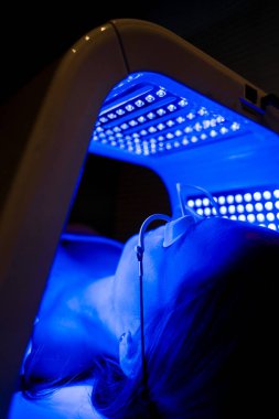 Yüz için LED kubbe fototerapisi sırasında kullanılan koruyucu gözlükler