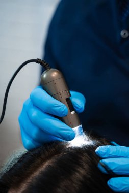 Klinikte dijital trikop kullanarak saç kökü ve kafa derisi analizi