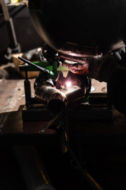 Performans araba susturucusunda yüksek hassasiyetli TIG kaynaklama