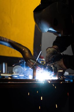 Endüstriyel kaynak, akı kaplı elektrot ve parlak kıvılcımlar.