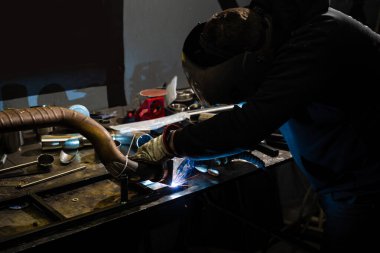 Endüstriyel ortamda yoğun kıvılcımlar saçan akışkan kaplamalı elektrot kaynaklama