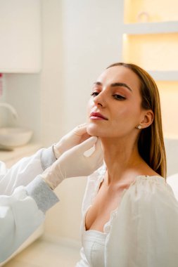 Çene ve çene hatları ile gelişmiş yüz şekli için estetik tedavi