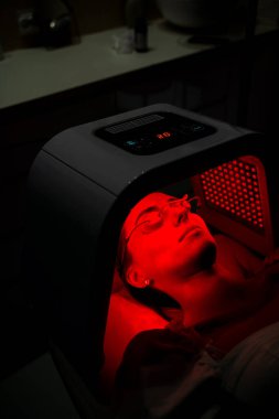 Yüz yenileme için zararsız LED ışık terapi seansı