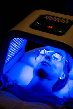 Yüz bakımı sırasında kullanılan koruyucu gözlükler.