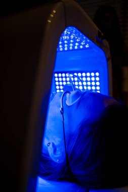 Zararsız oturumda yüz gençleştirme için LED ışık terapisi