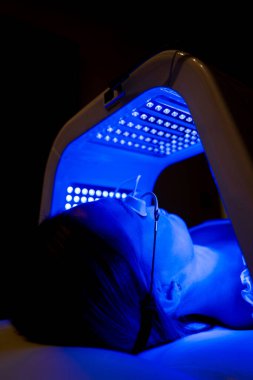 Yüz bakımı için LED ışık terapi seansı.