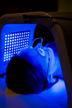 Parlayan yüz derisi için zararsız LED kubbe tedavisi