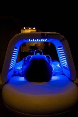 Deri onarımı ve yaşlanmayı önleyici etkiler için LED yüz kubbesi oturumu