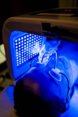 Kozmetoloji kliniğinde zararsız yüz LED kubbe tedavisi