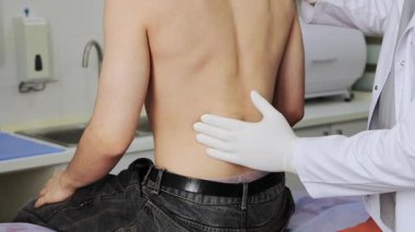 Ürolog, böbrek ağrısını ölçmek için bir fiziksel muayene videosunda böbrek darbesi uyguluyor..
