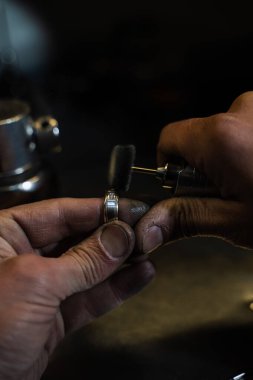 Yüzük yetenekli bir kuyumcu tarafından parlatılıyor.