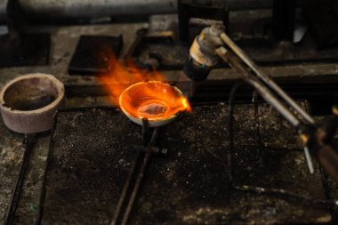 Altın, mücevher olarak meşale kullanılarak tuzla buz ediliyor.