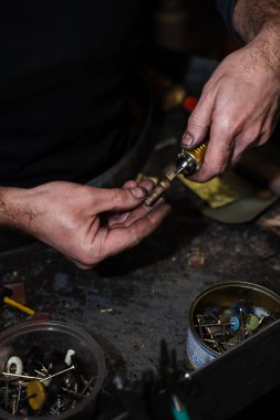 Atölyede mücevherleri cilalayan esnaf dükkanını kapatın.