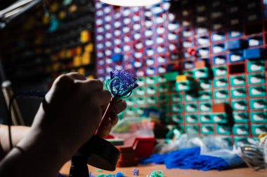 Mücevher balmumu modelleri altınlar dökülmeden önce elle birleştirildi.