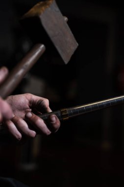 Mücevher üretiminde halka çekiçlemek