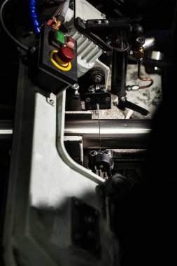 Özel otomotiv egzoz imalatı sırasında boru kesiciyle egzoz borusu kesiliyor