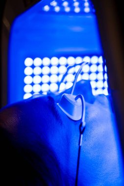 Koruyucu gözlüklü cilt onarımı için LED fototerapi oturumu