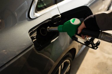 Otomotiv yakıt deposu elle dolduruluyor.