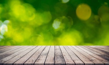 Bokeh ile doğanın önünde boş ahşap masa
