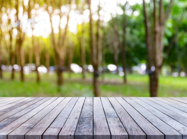 Bulanık doğa arkaplanının önündeki boş tahta masa