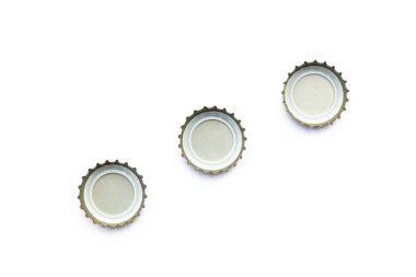 Beyaz arka planda delikleri olan şişe kapakları 