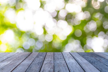 Tahta masa üstü ve bokeh arkaplan bulanıklığı
