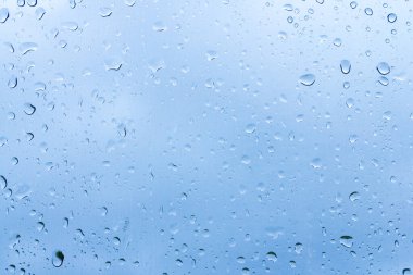Su damlalarının cam üzerindeki görüntüsü